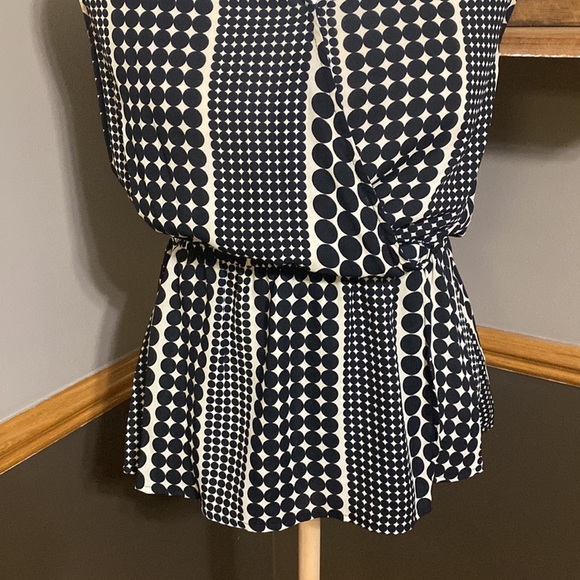 Who what wear black and tan polka dot v neck sleeveless wrap top size XS - Picture 3 of 8
